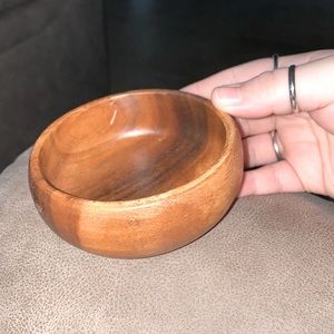 Wooden mini bowl.